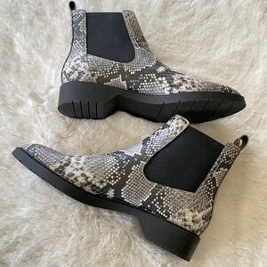 BLACK  WHITE Snake Print Chelsea Ankle Boots Size 8.5M